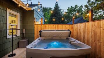 House, 4 Bedrooms | Outdoor spa tub