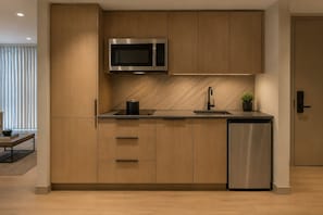 Classic Condo | Private kitchen | Fridge, microwave, oven, stovetop - Emberline Hotel (Toronto)