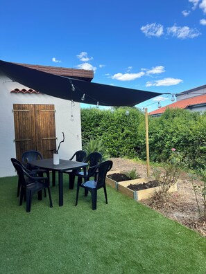 Outdoor dining - Villa Papillon: Accommodates 2 to 6 People, Clermont-Ferrand (Nohanent)