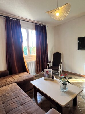 Living area - Villa Papillon: Accommodates 2 to 6 People, Clermont-Ferrand (Nohanent)