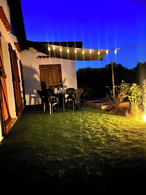 Outdoor dining - Villa Papillon: Accommodates 2 to 6 People, Clermont-Ferrand (Nohanent)