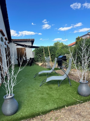 Outdoor dining - Villa Papillon: Accommodates 2 to 6 People, Clermont-Ferrand (Nohanent)