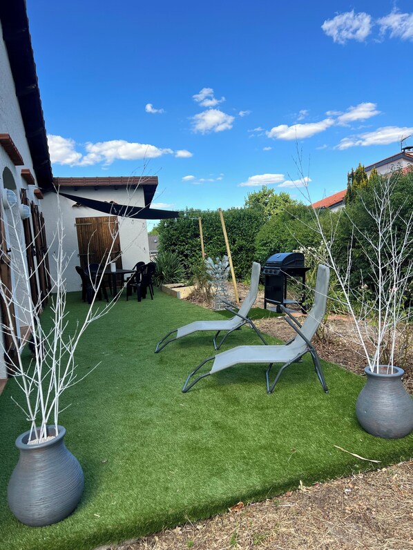 Outdoor dining - Villa Papillon: Accommodates 2 to 6 People, Clermont-Ferrand (Nohanent)