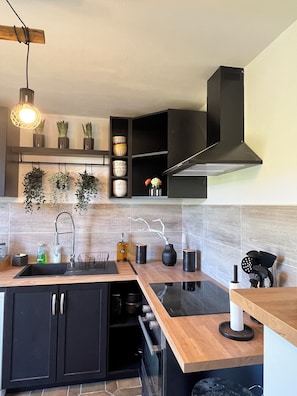 Private kitchen - Villa Papillon: Accommodates 2 to 6 People, Clermont-Ferrand (Nohanent)