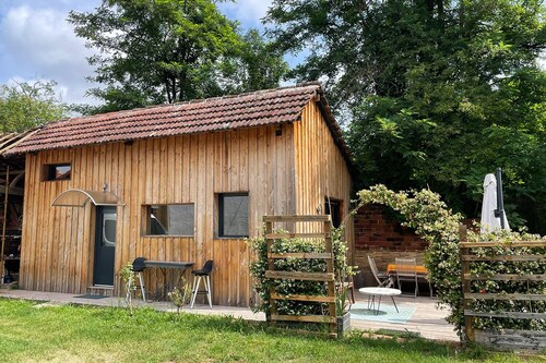 Gîte du Pin endormi - chalet bois avec terrasse dans un environnement boisé