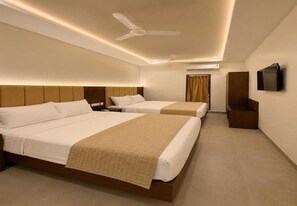 Desk, laptop workspace, free WiFi - Arthana Grand Inn (Chinnaveerampatty)