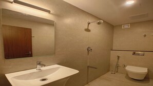 Shower, free toiletries, towels, soap - Arthana Grand Inn (Udumalaipettai)