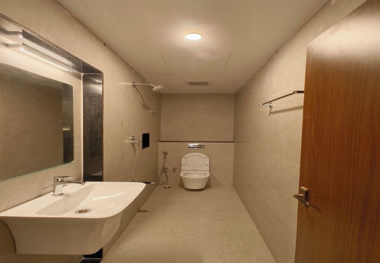 Chambre Standard, vue ville | Salle de bain | Douche, articles de toilette gratuits, serviettes fournies, savon
