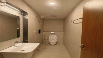 Chambre Standard, vue ville | Salle de bain | Douche, articles de toilette gratuits, serviettes fournies, savon