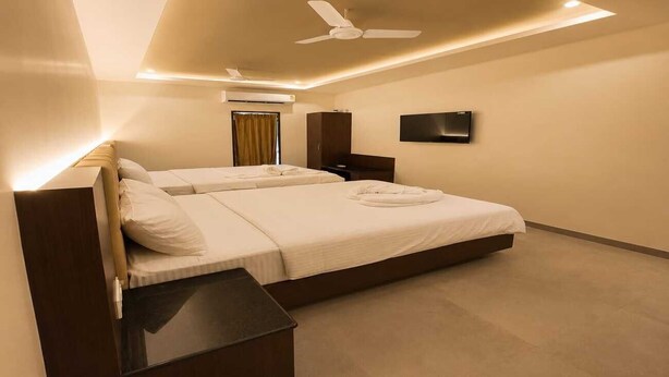 Desk, laptop workspace, free WiFi - Arthana Grand Inn (Udumalaipettai)