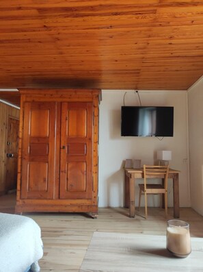1 dormitori, planxa i posts de planxar, wifi gratuïta i roba de llit 