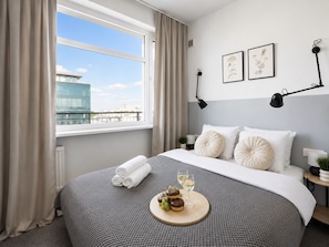 Deluxe-Apartment, Stadtblick | Hochwertige Bettwaren, Verdunkelungsvorhänge, schallisolierte Zimmer