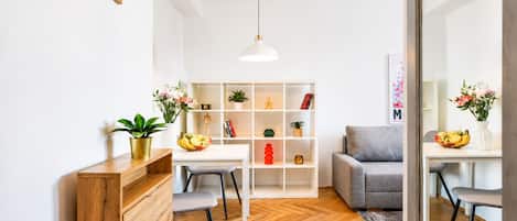 Apartamento luxo, vista para a cidade | Área de estar | TV de tela plana 30 polegadas com canais via satélite, Netflix
