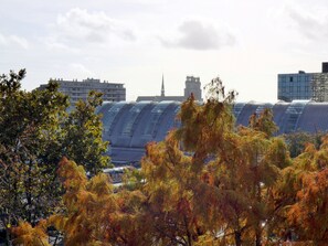 Ein Gebäude mit einem gewölbten Dach und einem Turm im Hintergrund.