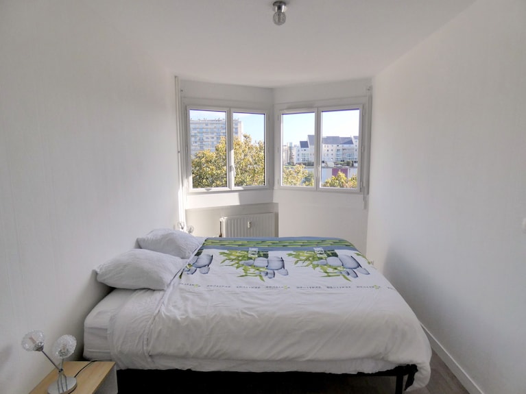 Bright 37m² Apartment Across From The Sncf Train Stationwi-fi, Netflix, Free Coffee And Tea - Orléans