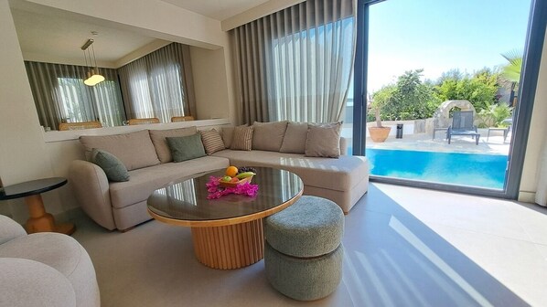 Superior Suite, Sea View | Living area