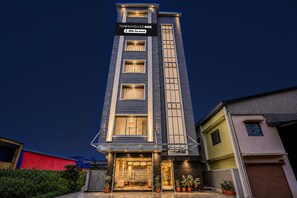A multi-story building with a sign indicating it is serviced by OYO. - Classic Annapurna Banquet & Inn (Shrirampur)
