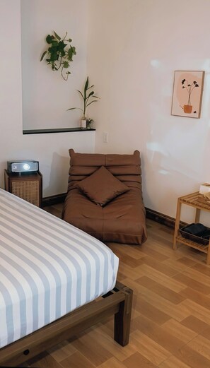 Laptop workspace, free WiFi - Dangchill Homestay (Cat Ba)