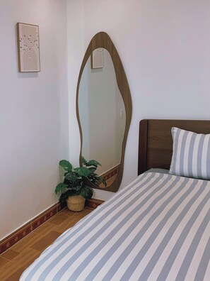 Laptop workspace, free WiFi - Dangchill Homestay (Cat Ba)