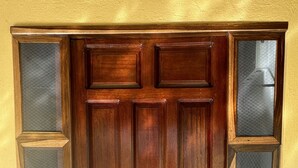 Une porte en bois avec un trou de serrure et une poignée en métal.