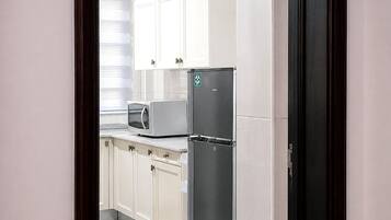 Full-sized fridge, microwave, stovetop, cookware/dishes/utensils