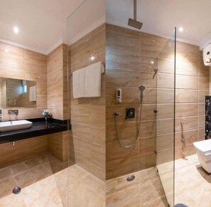 Shower, slippers - Hotel Airport Hilton Sky IGI Airport T-3 (New Delhi)