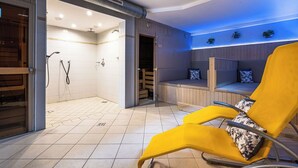 A spa room with a yellow chair, a wooden bench, and a shower area. - Beautiful apartment for 7 people with WIFI, TV, terrace and pets allowed (Zell Am See)
