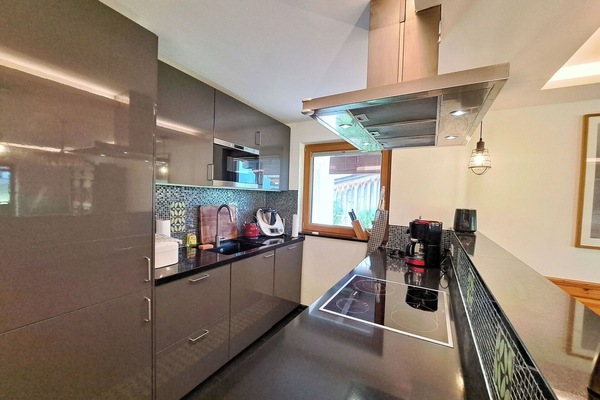 Küche, Countertop, Küchengerät, Interior Design, Cabinetry, Flooring, Möbel, Holz, Major Appliance, Decke