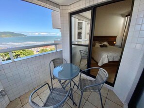 Apartemen Deluks, balkon, pemandangan pantai | Tempat makan outdoor