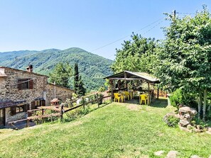 Outdoor dining - Beautiful apartment for 4 guests with WIFI, pool, TV, patio and pets allowed (Londa)