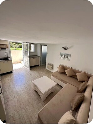 Living area - A quiet and elegant ground-floor apartment by the sea (Kélibia)