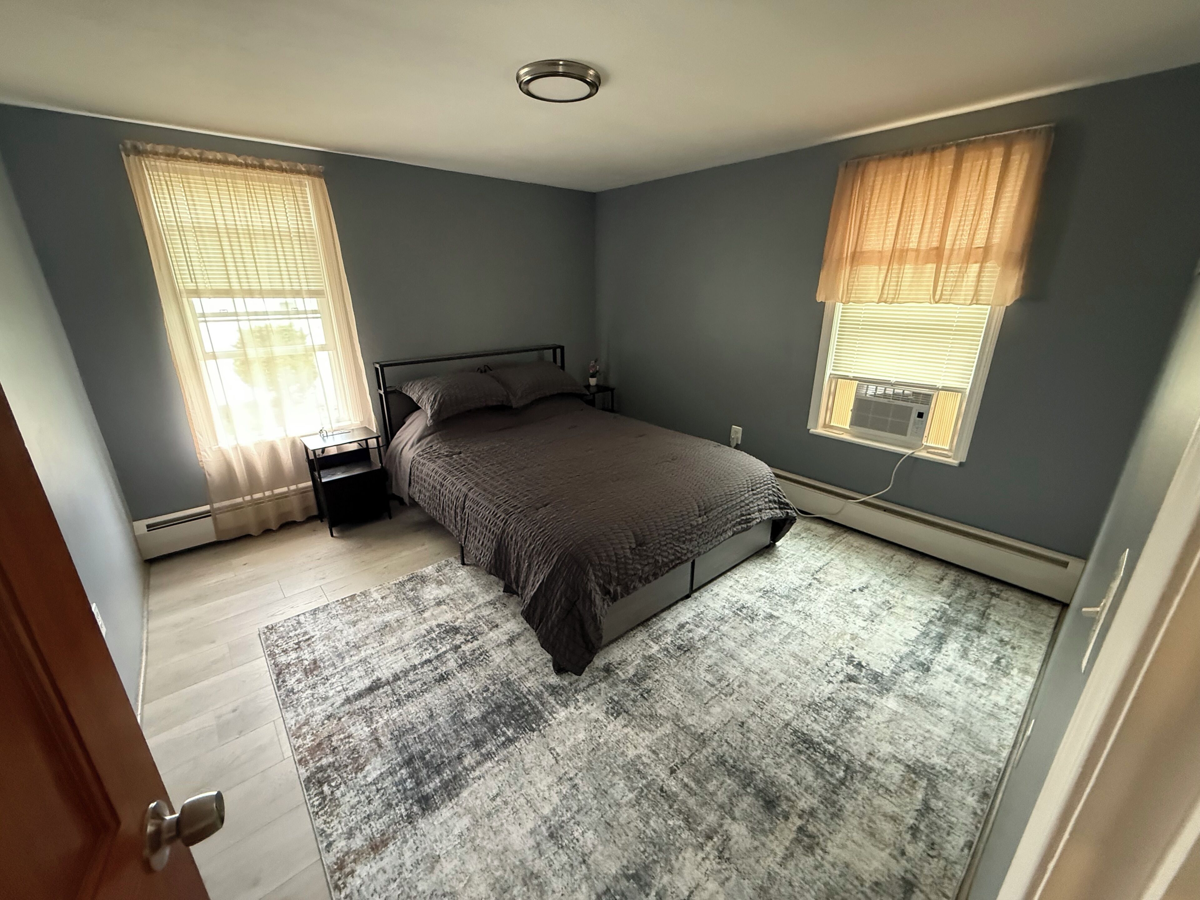 Tabla de planchar con plancha, wifi, ropa de cama