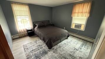 Tabla de planchar con plancha, wifi, ropa de cama