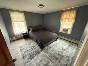Tabla de planchar con plancha, wifi, ropa de cama