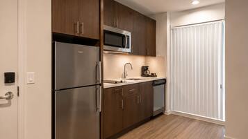 Kondominium Junior | Dapur pribadi | Lemari es, microwave, oven, dan kompor