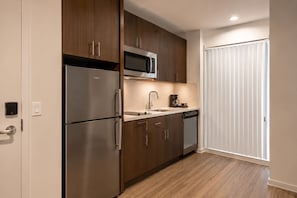 Kondominium Junior | Dapur pribadi | Lemari es, microwave, oven, dan kompor