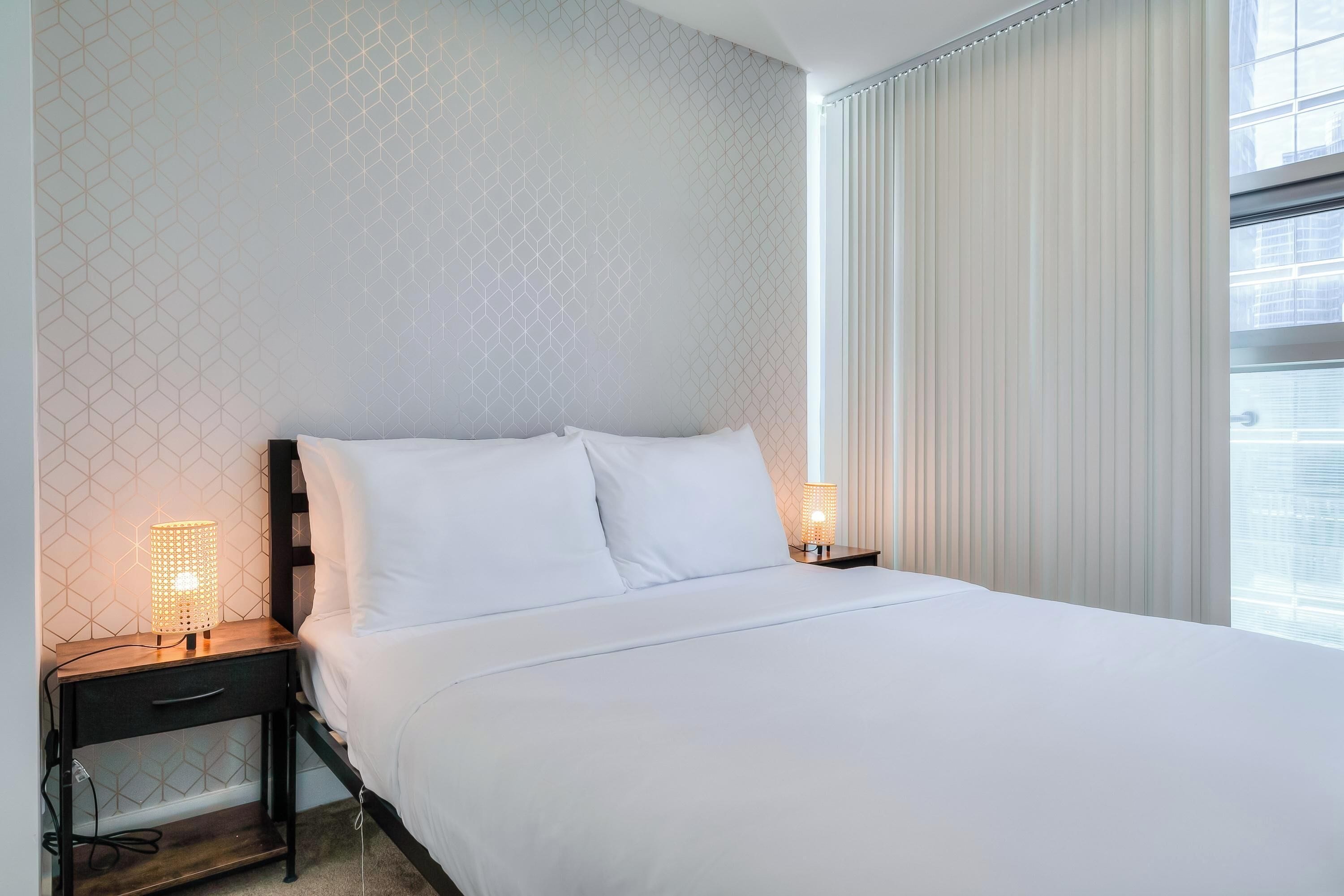 Standard Suite, 1 Bedroom, Non Smoking, Private Bathroom | Langsir/tirai gelap terus, seterika/papan seterika, Wi-fi percuma 