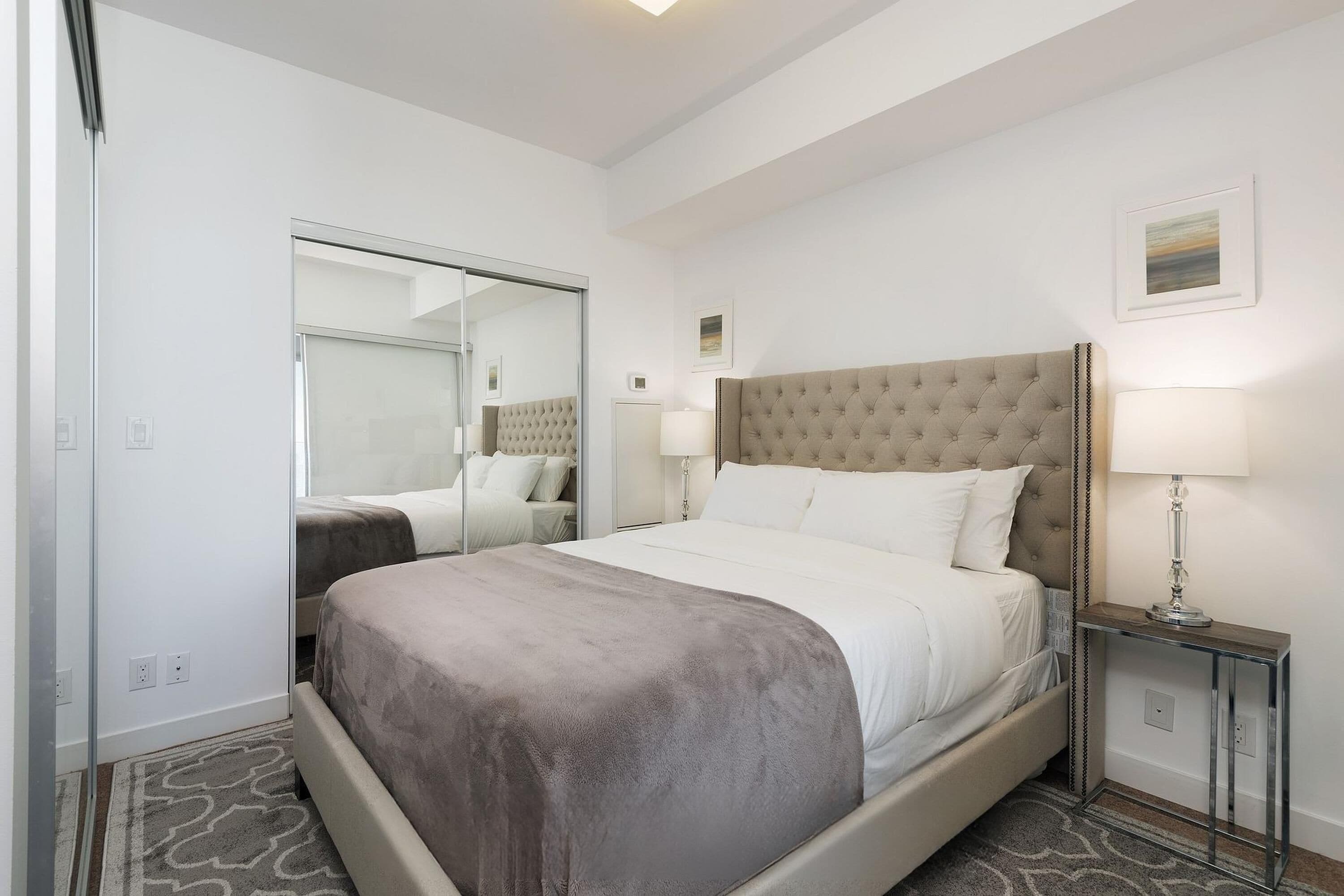 Luxury Suite, 1 Bedroom, Non Smoking, Private Bathroom | Langsir/tirai gelap terus, seterika/papan seterika, Wi-fi percuma 