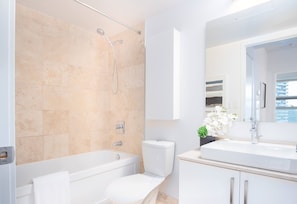 Elite Suite, Berbilang Katil, Non Smoking, Private Bathroom | Bilik Mandi | Kelengkapan dandanan diri percuma, pengering rambut, tuala disediakan 