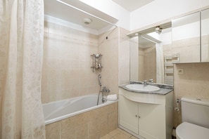 Apartment | Badezimmer | Haartrockner, Handtücher, Shampoo