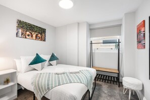 3 chambres, fer et planche à repasser, Wi-Fi, draps fournis