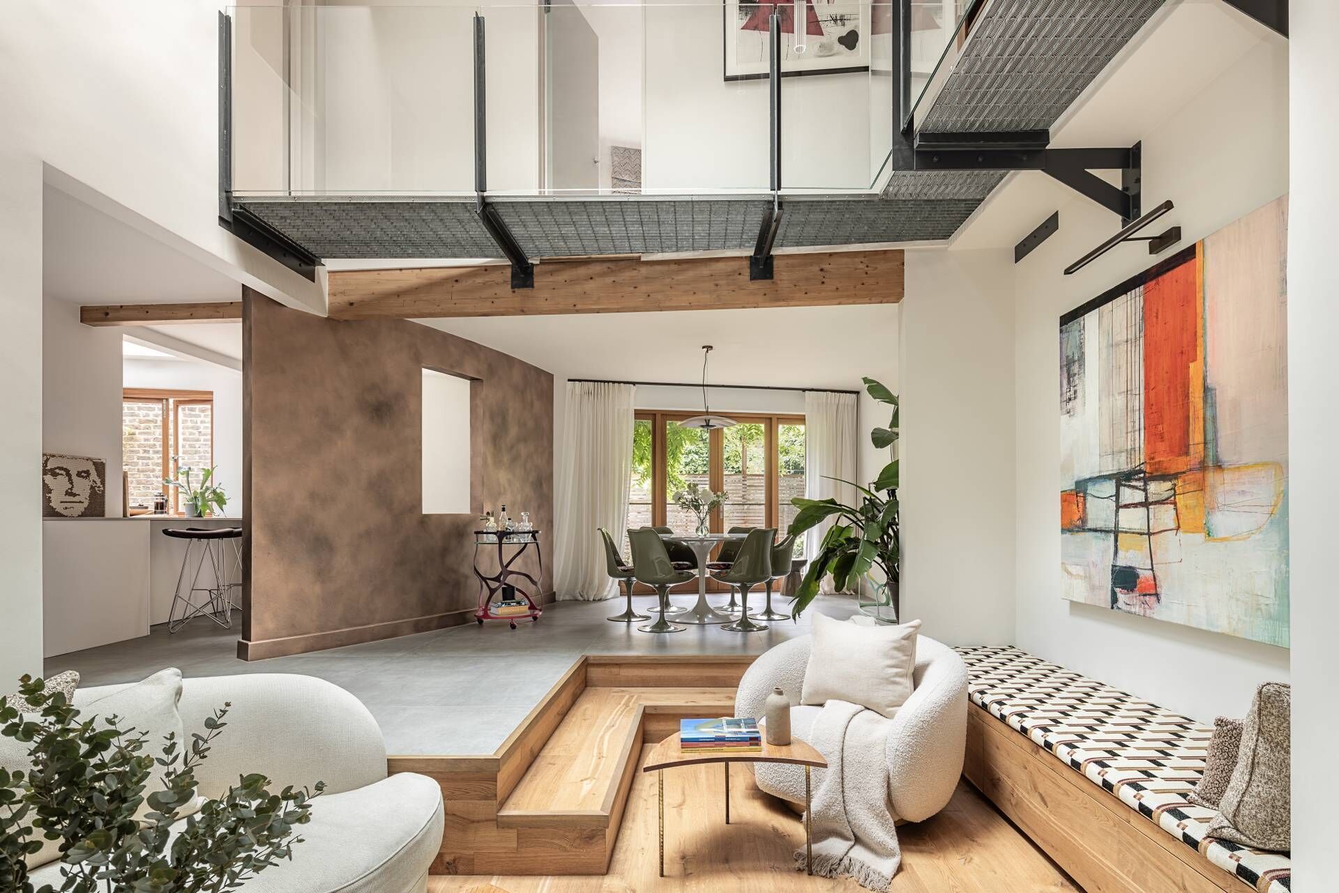 Un intérieur moderne avec un espace de vie de style loft, un coin repas et une cuisine.