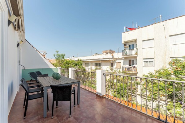 Outdoor dining - Los Boliches Rooftop Retreat • 1BR Sleeps 3 - Pass the Keys (Fuengirola)