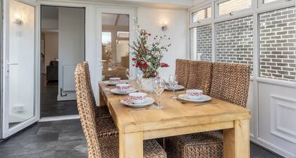 4-Bedroom Home | Sleeps 10 | Parking | Garden - Pass the Keys