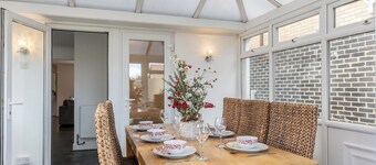4-Bedroom Home | Sleeps 10 | Parking | Garden - Pass the Keys