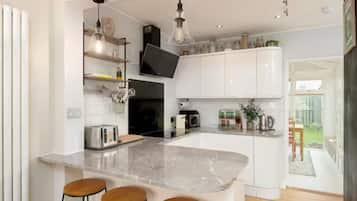 Coffee/tea maker, fridge, microwave, oven