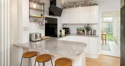 Modern Family House | Sleeps 5 | Free Parking - Pass the Keys