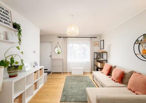 Living area - Modern Family House | Sleeps 5 | Free Parking - Pass the Keys (Edinburgh)