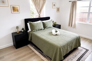 A bedroom with a bed, nightstands, a window with curtains, and a rug. - Near Hard Rock . Game Room + 15 Min to Beach (Hollywood)