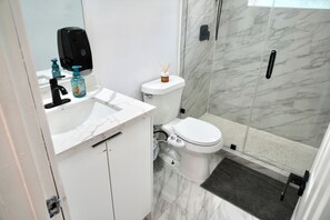 Doccia, asciugamani, sapone, carta igienica